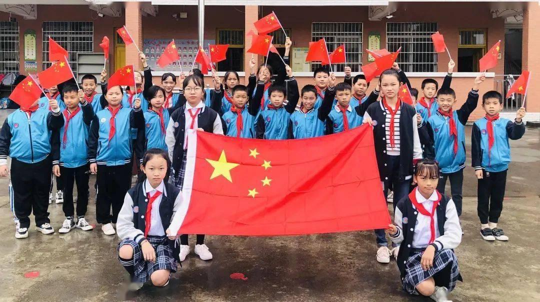 可爱女孩参加宴会